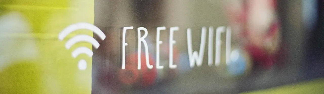 Schriftzug "free Wifi" auf Schaufensterscheibe