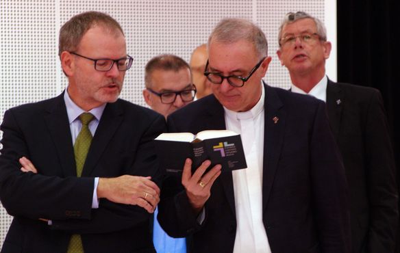 Landesbischof Dr. h.c. Frank Otfried July (vorne rechts) und Direktor Stefan Werner beim gemeinsamen Gesang während der Andacht. Im Hintergrund die Oberkirchenräte Professor Dr. Ulrich Heckel (r.) und Norbert Lurz.