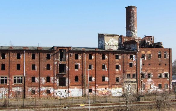 Tausende unter marktwirtschaftlichen Bedingungen unrentable Betriebe im Nordosten wurden nach der Wende abgewickelt: hier die Ruine der Braurerei Wismaria in Wismar.